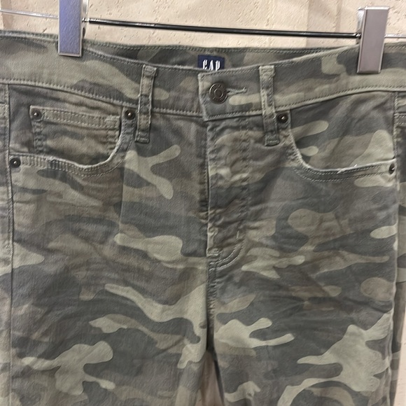 Gap Camo mid rise skinny jeans. Frayed bottom. Size 29. Worn once. - Picture 3 of 5
